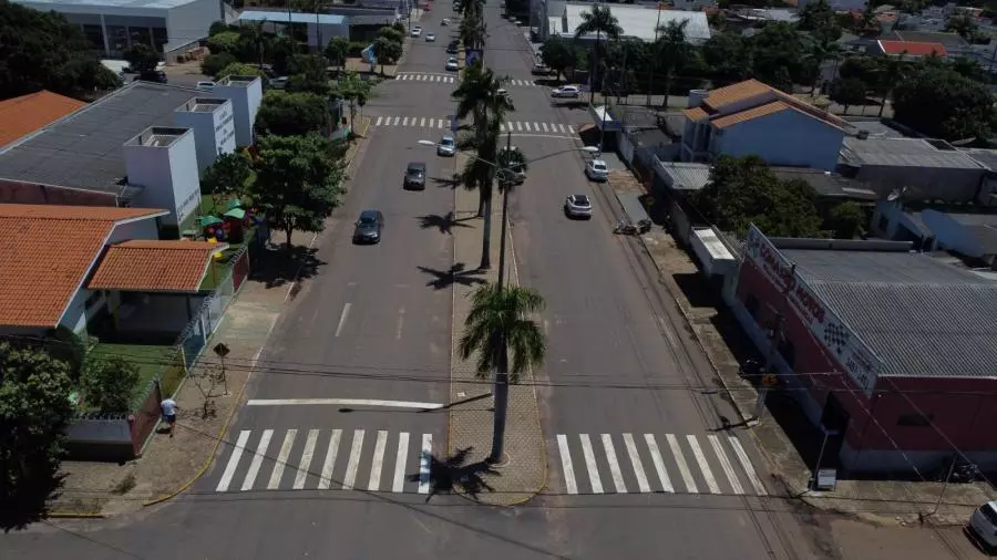 Ruas e avenidas recapeadas ganham nova sinalização horizontal em Primavera do Leste