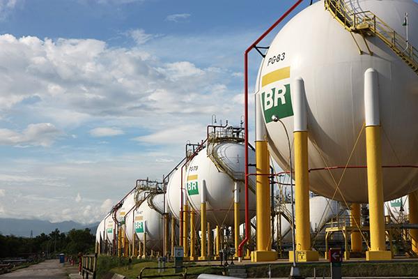 Empresas do setor de combustíveis dizem que Petrobras voltou a subsidiar preços