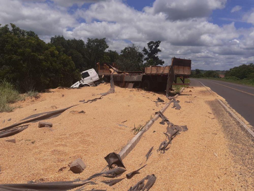 Com problemas mecânicos, carreta tomba e espalha milho na BR-262