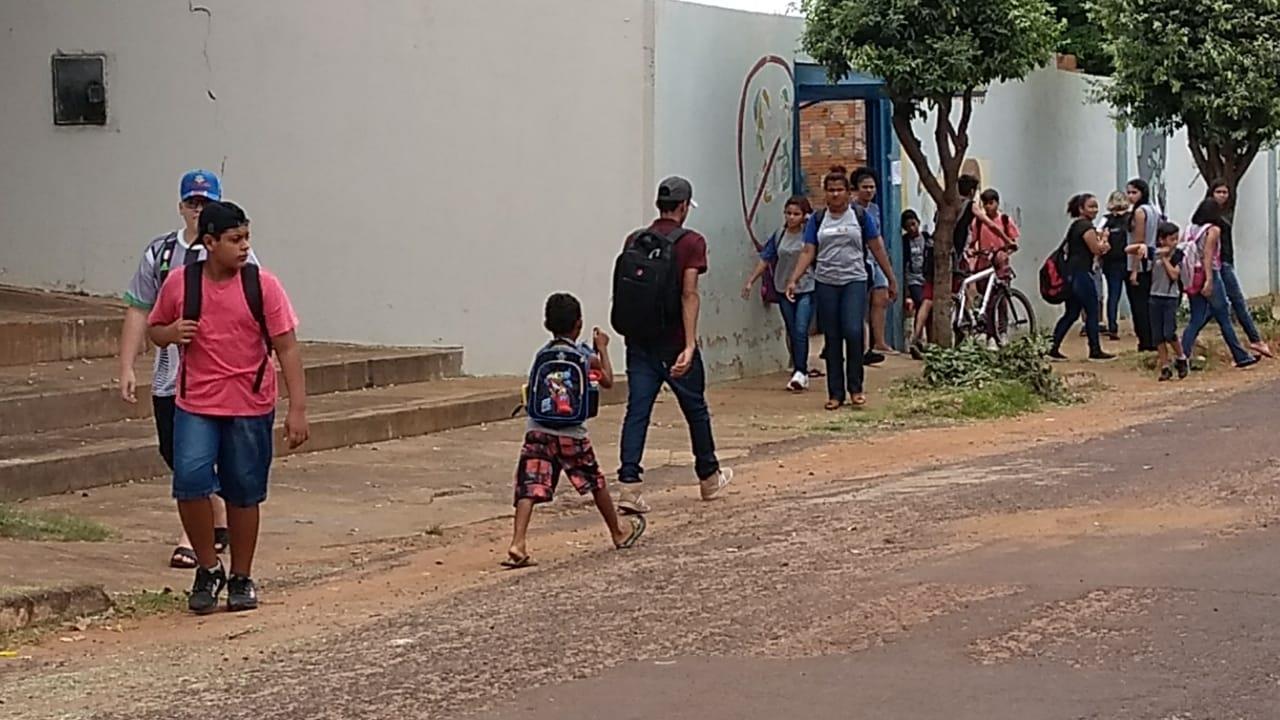 Em Ribas, aulas retornam sem kits e uniformes mas com greve e mato