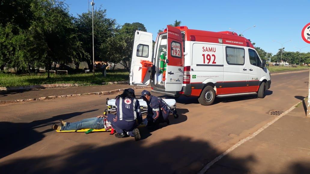 Cachorro atravessa frente de moto e provoca acidente na Nelson Lírio