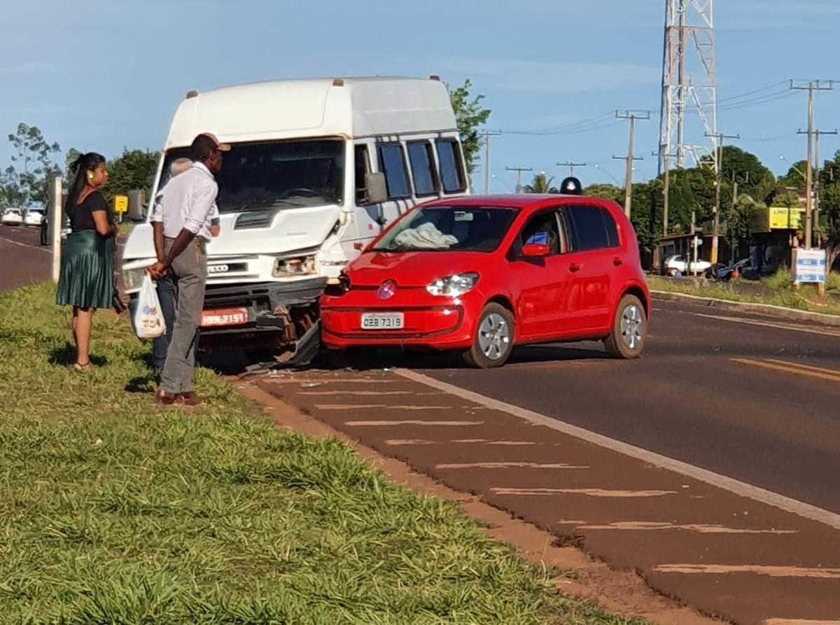 UP x Van: acidente sem feridos na rotatória do boi