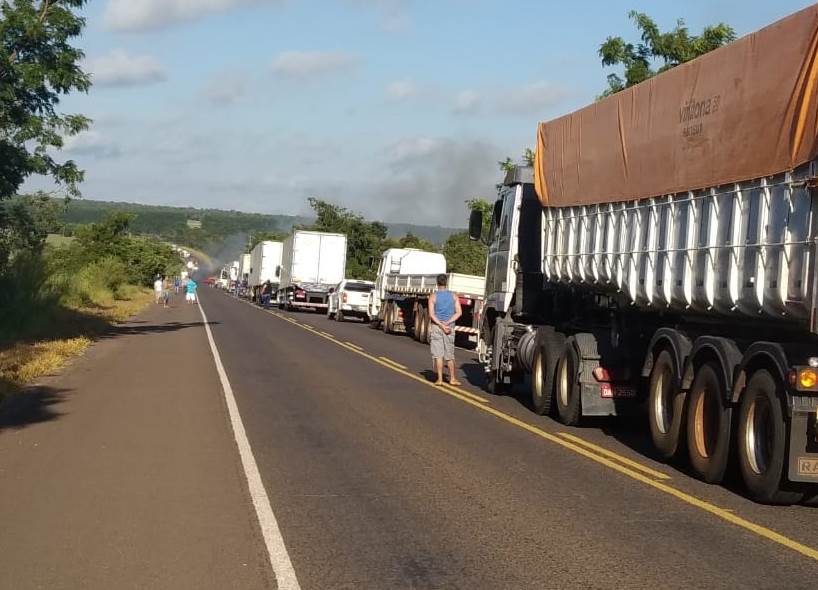 Vídeo: a 20 KM de Ribas caminhão pega fogo e causa bloqueio na BR-262