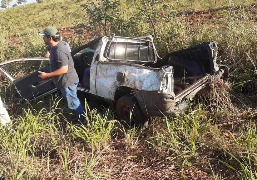 Acidente deixa condutor desmaiado e carro destruído na BR-262