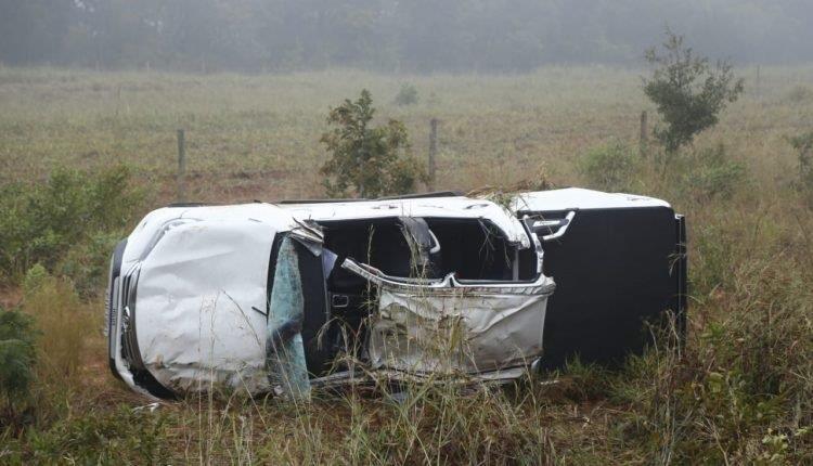 Alta velocidade e neblina provocam capotamento de Hilux em rodovia e três ficam feridos