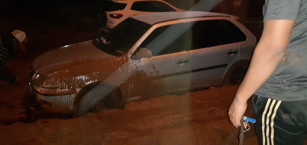 Motorista tem carro danificado ao cair em buraco de rua no Parque Estoril