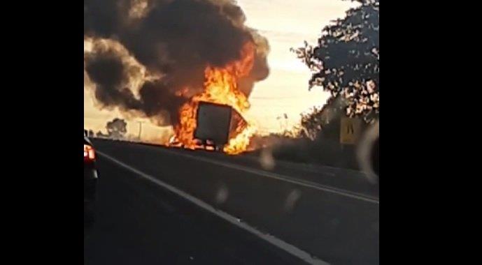 VÍDEO: caminhão baú pega fogo na BR-262 entre Ribas e Água Clara