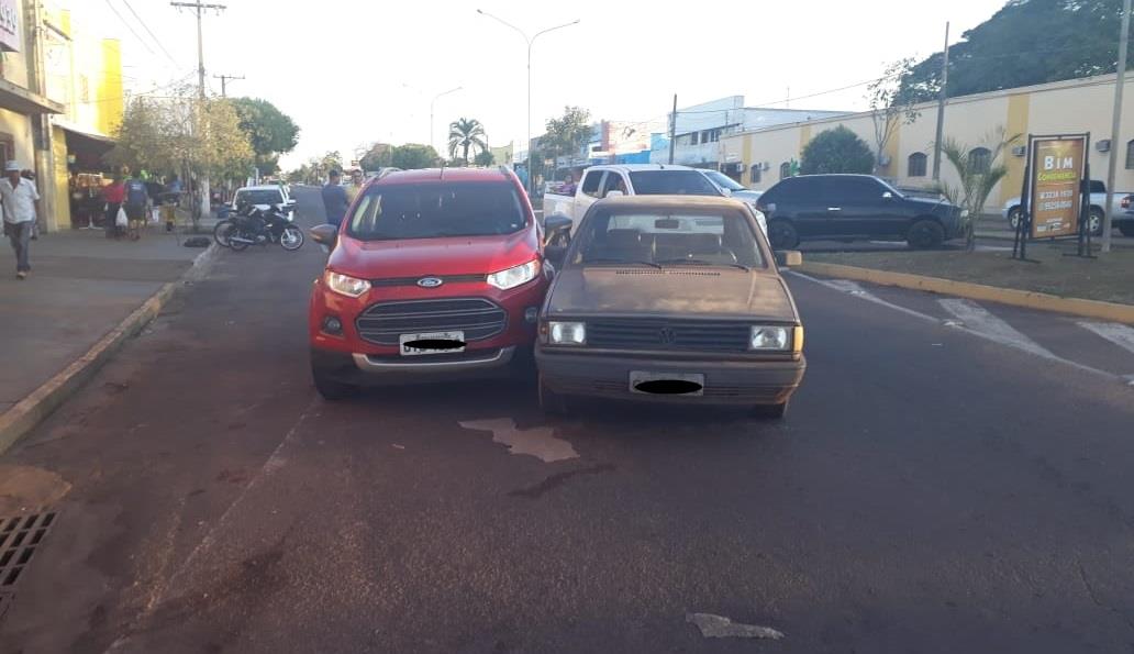 Carros colidem lateralmente na entrada da rotatória na Avenida Aureliano em Ribas do Rio Pardo-MS