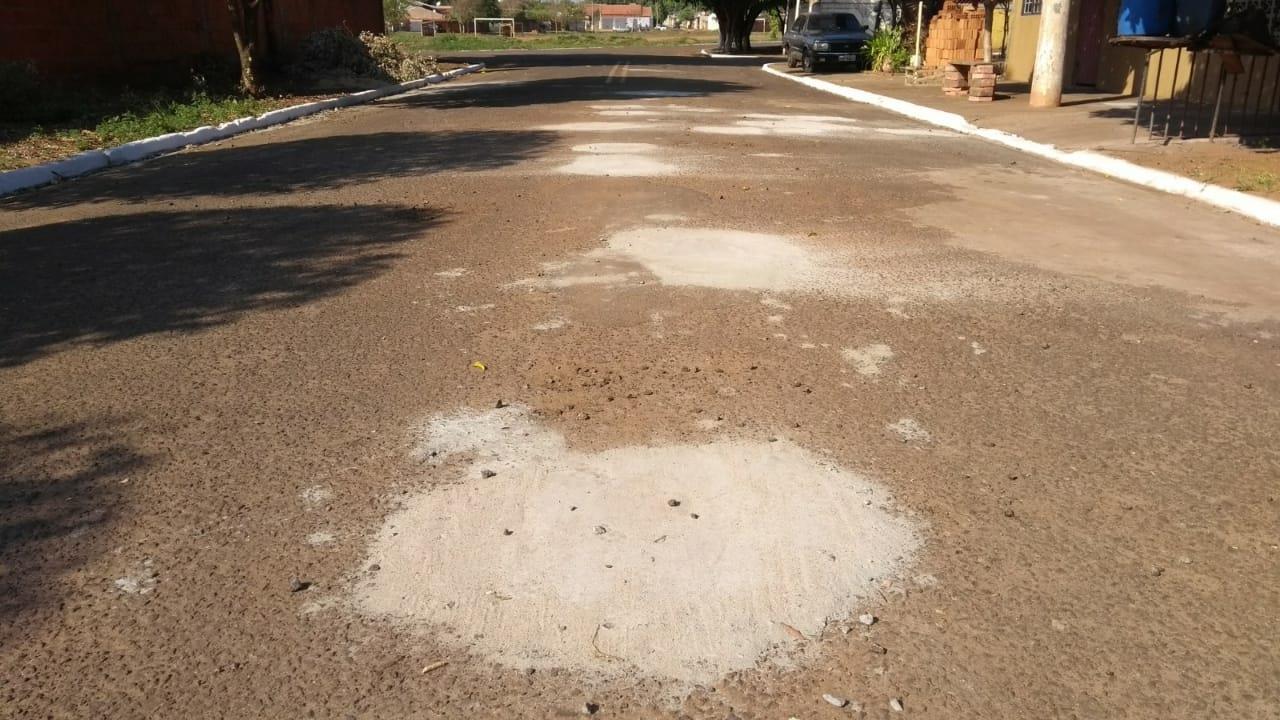 Moradora gasta mais de R$ 150 e faz serviço que a Prefeitura de Ribas não fez: tapar buracos