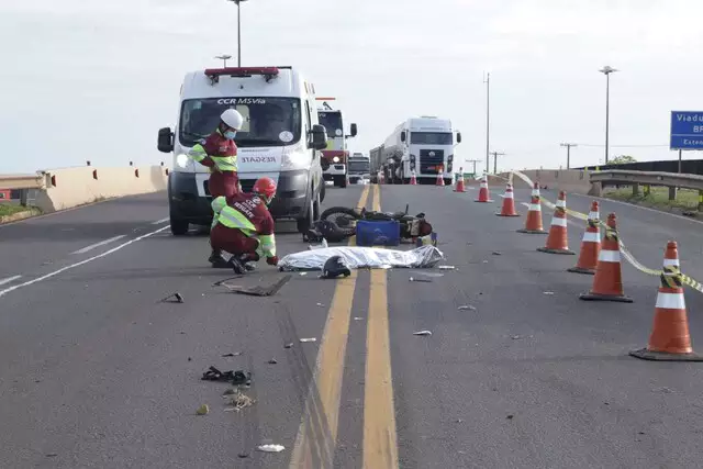 Homem morre depois de colidir motocicleta em carreta na saída para Ribas do Rio Pardo