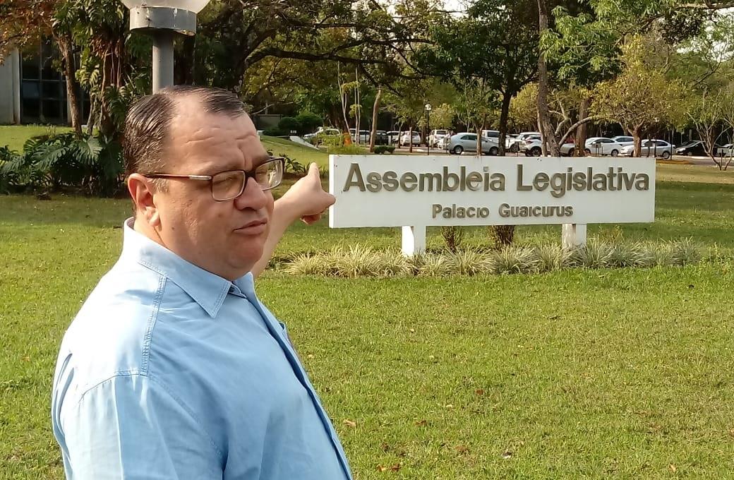 João Alfredo vai à Assembleia Legislativa e pede renúncia e impeachment de Azambuja