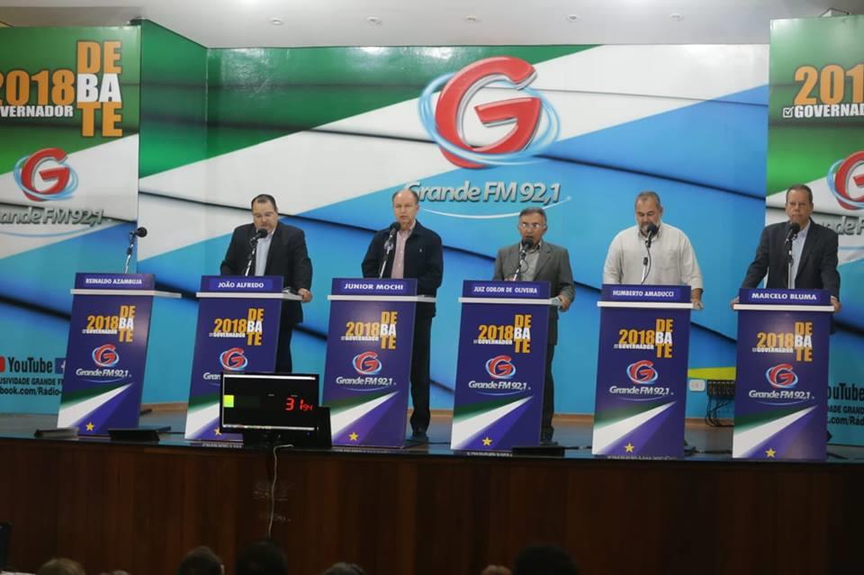 Reinaldo falta ao 2º debate; candidatos atacam tucano por Vostok e Mochi por ser do MDB