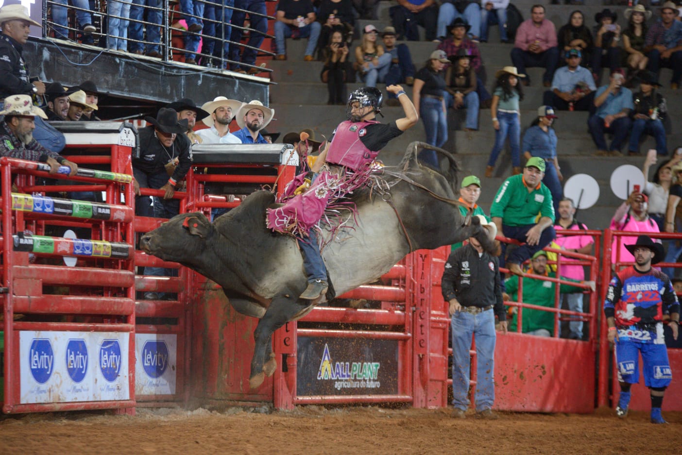 Eikson Pereira vence primeira noite de montarias do 28º Barretos International Rodeo