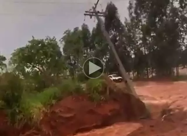 Chuva derruba poste, deixa famílias sem energia e causa acidente em Ribas do Rio Pardo