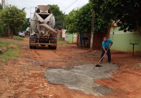 Morador do Estoril mostra que Prefeitura não faz e elogia ação do vizinho em rua precária