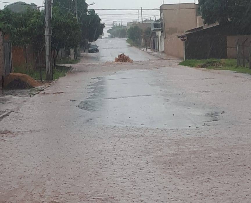 Temporal deixa ruas alagadas e causa estragos em Ribas do Rio Pardo