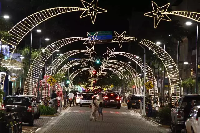 Decoração natalina no Centro da Capital vira ponto turístico para quem é de fora