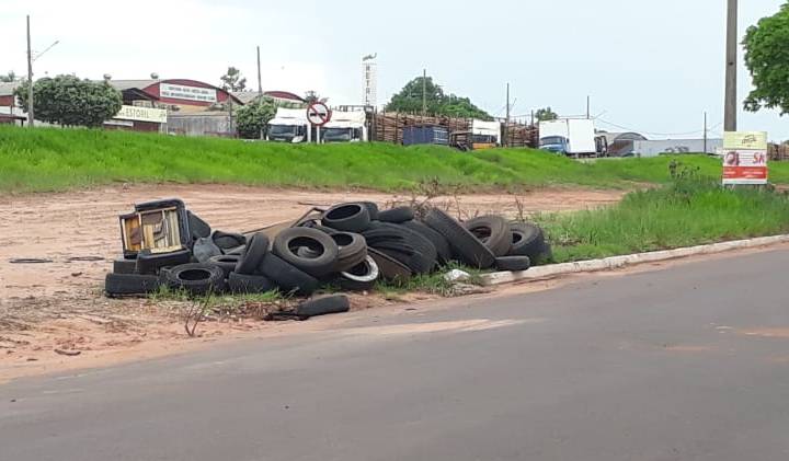 Descaso: pneus acumulados nas ruas preocupam moradores de Ribas do Rio Pardo