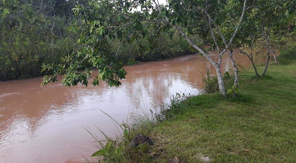 Água parda invade Mantena e transforma ribeirão em “mar de lama”