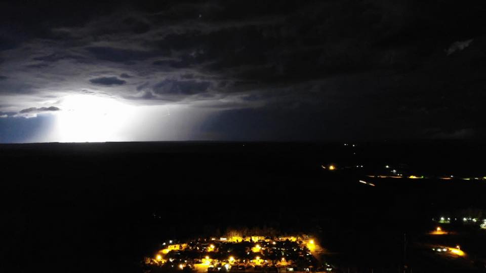 104 raios atingiram Ribas do Rio Pardo na noite de quarta (23) durante rápido temporal