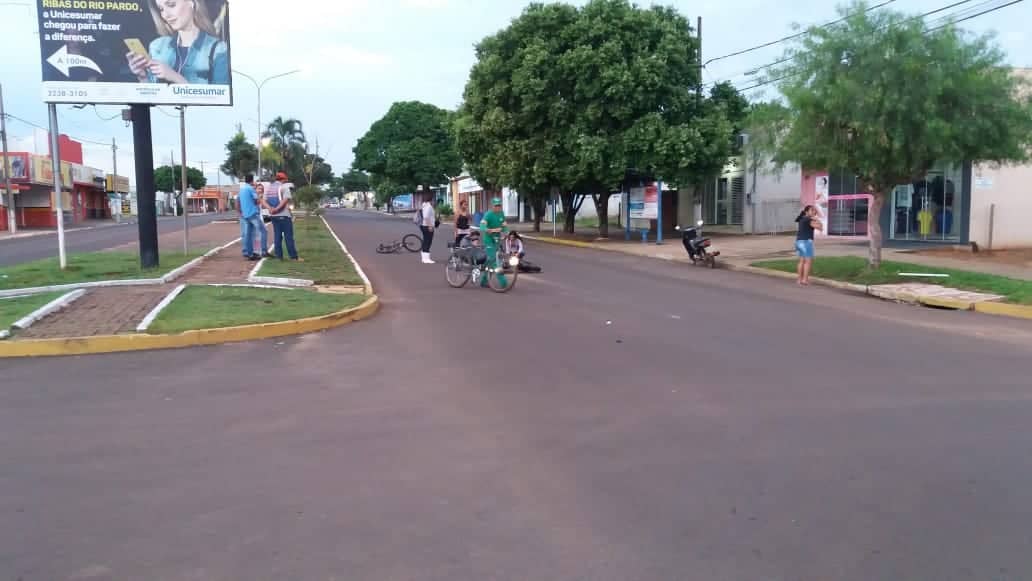 Ciclista e motociclista ficam feridos após acidente em avenida de Ribas