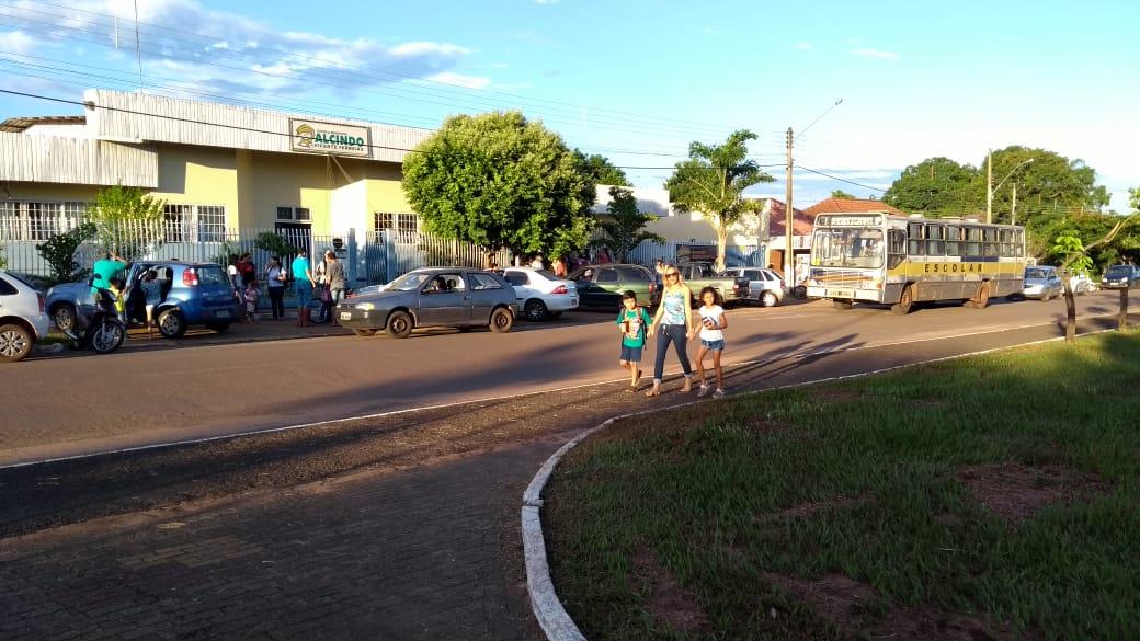 Volta às aulas sem uniforme, sem kit escolar e falhas no transporte revolta pais