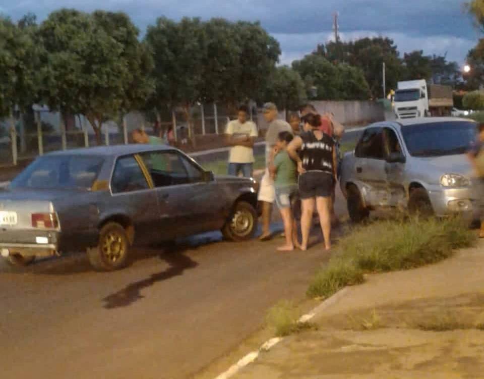 Veículos ficam parcialmente destruídos após colisão em avenida de Ribas