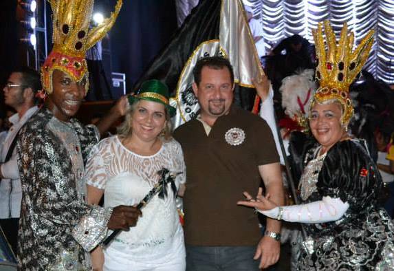 Em Ribas prefeito quer transformar folião em “clap clap” de aniversário