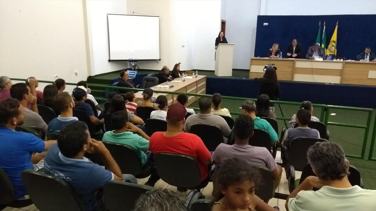 Família Capoeira protesta contra prefeito que mantém secretário denunciado