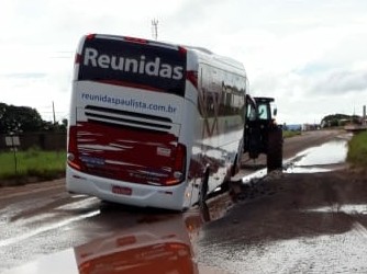 Nem Governo Federal, Estadual ou Municipal evita ônibus no buraco na BR-262