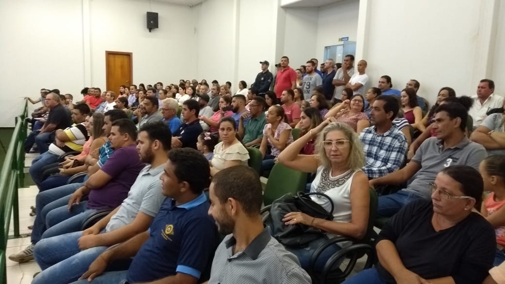 Comissionados lotam a Câmara para aplaudir 