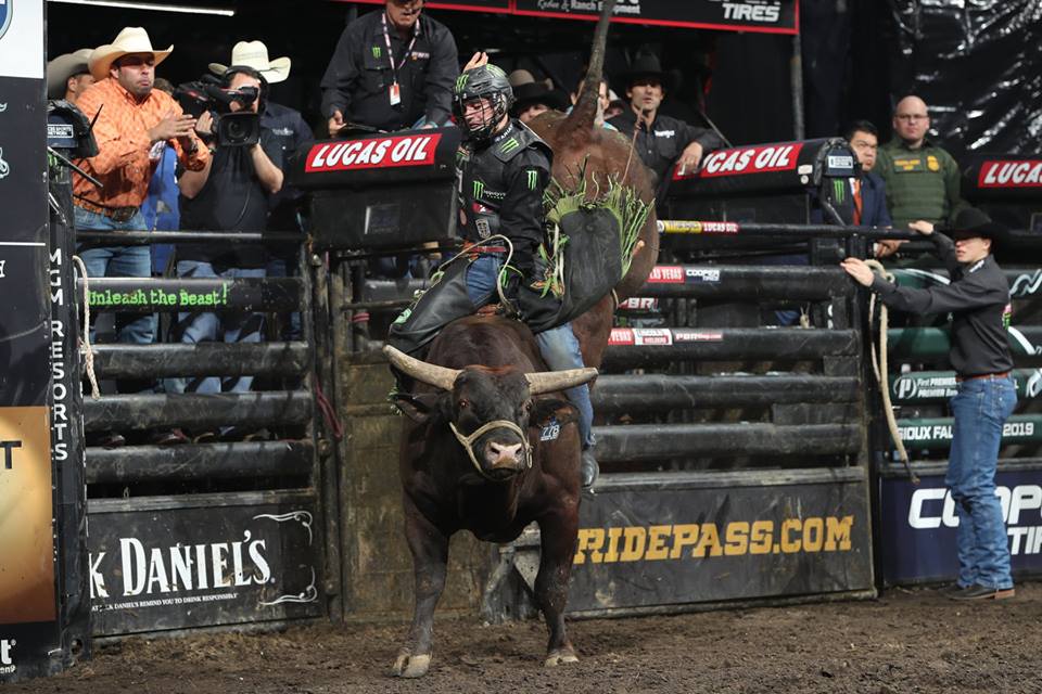 Nº 1: Vitinho brilha em Sioux Falls e reassume liderança da PBR