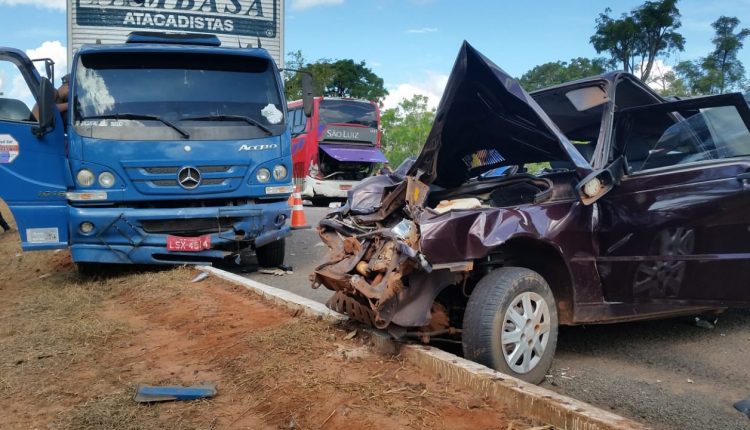 Acidente entre três caminhões, dois ônibus e um carro deixa 2 feridos na BR-262