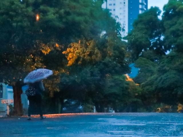 Segunda-feira começa chuvosa e com queda de temperatura em MS