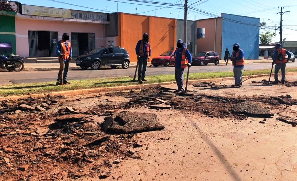 Empresa mais abre do que tapa buracos nas ruas de Ribas do Rio Pardo