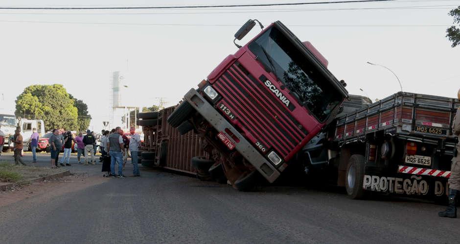 Carreta que levava bezerros de Ribas para Rochedo tombou na Capital