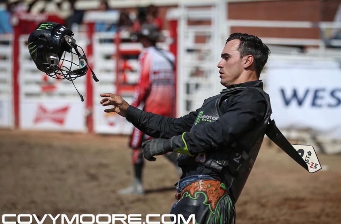 Vitinho vence dois rounds e garante vaga na decisão em Calgary Stampede