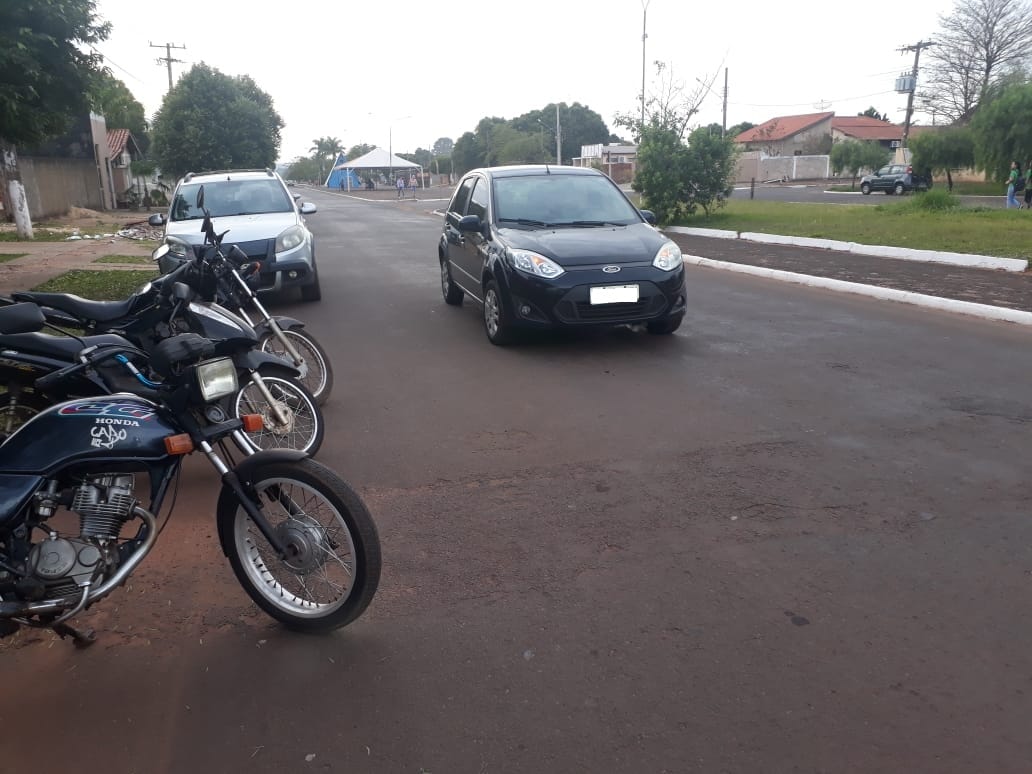 Fila dupla em frente a escola incomoda e preocupa pais