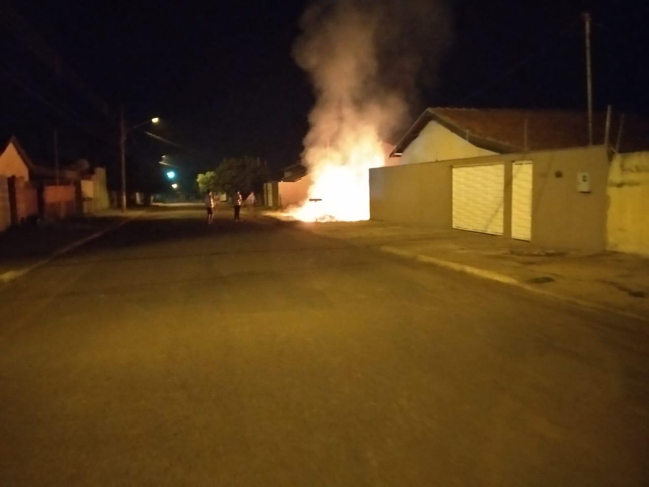 Fogo em terreno baldio assusta moradores do Vila Nova