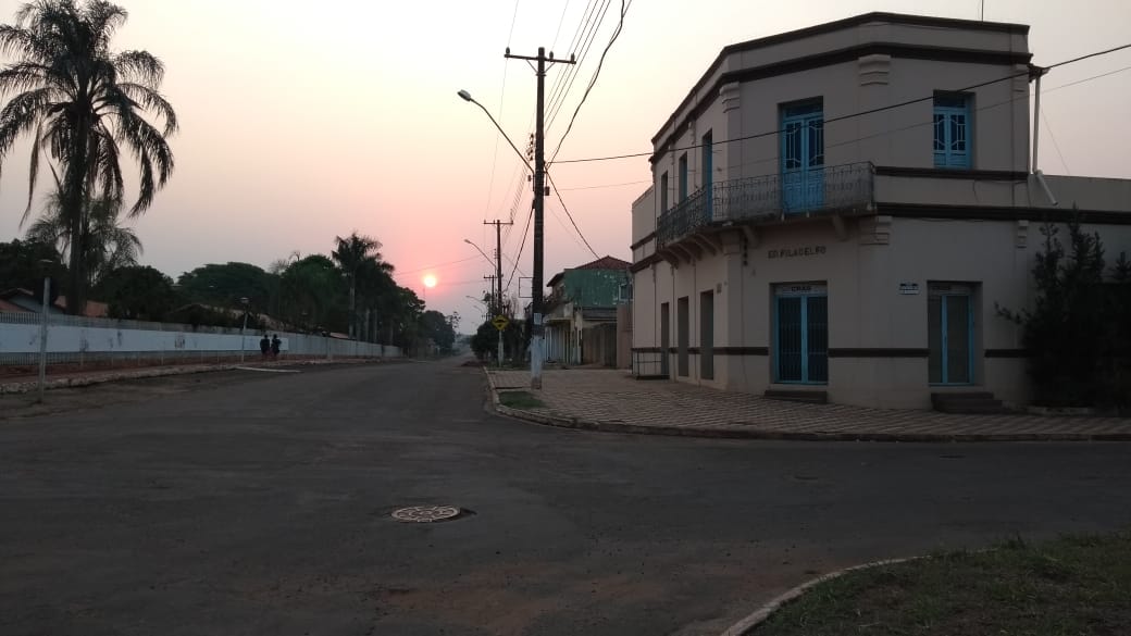 Névoa acinzentada encobre céu e interfere no pôr do sol em MS