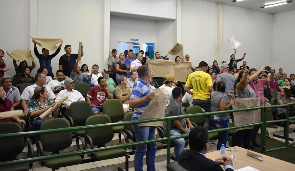 Paulo da Pax tratora população, aprova o aumento do salário e sai rindo do povo