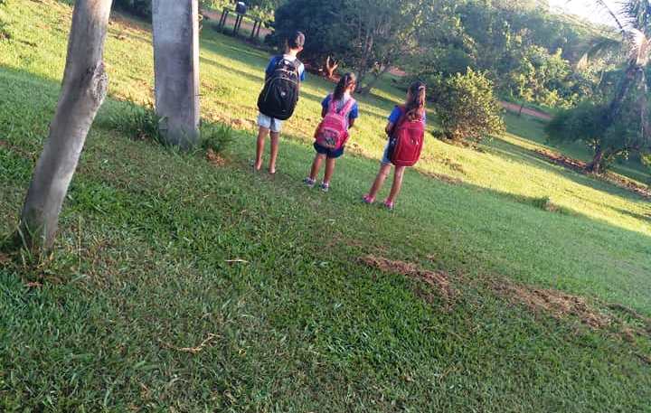 Gestão Tucura engana mães e alunos da fazenda ficam na beira da estrada