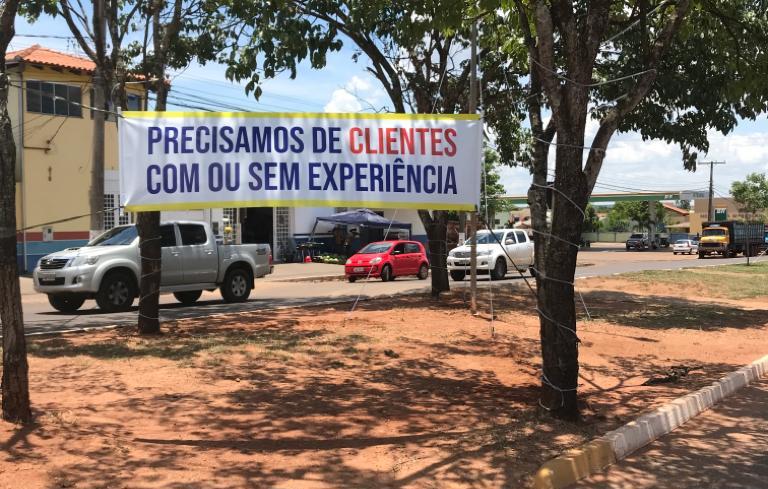 Em Ribas comerciantes respondem prefeito com faixa na avenida