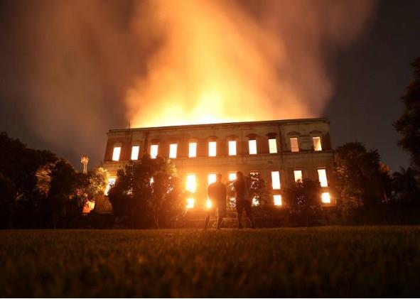 Reitor da UFRJ diz que faltou capacidade aos bombeiros para combater incêndio no Museu Nacional