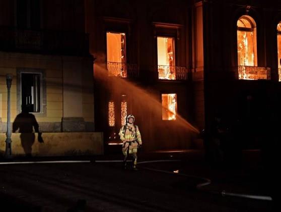 Após mais de 6 h, bombeiros controlam incêndio no Museu Nacional no Rio