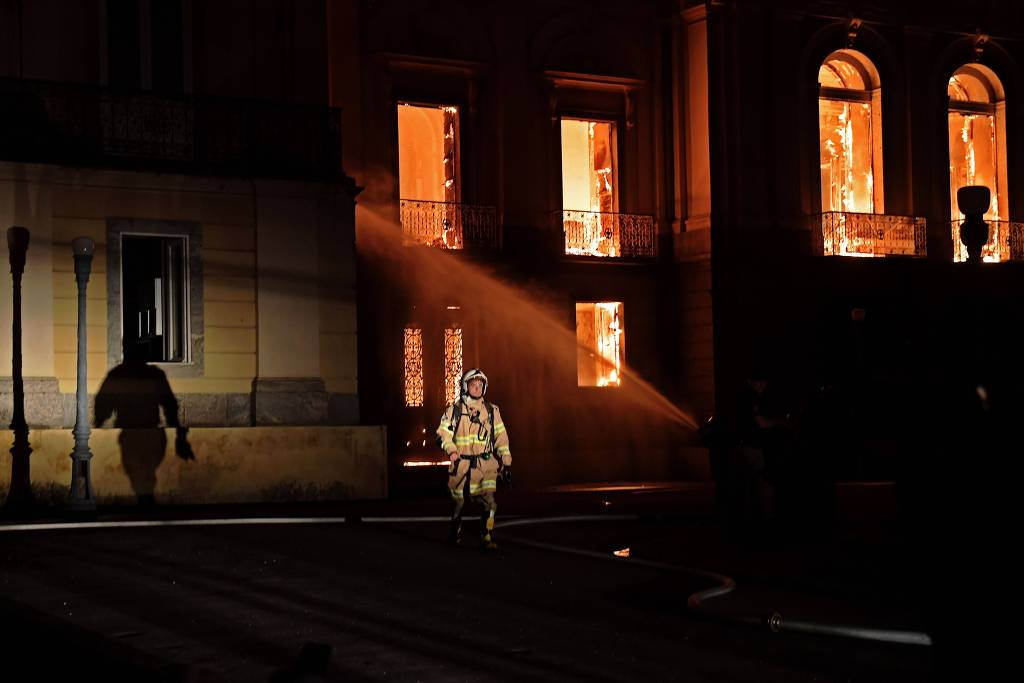 Alvo no incêndio do museu, Bombeiros são escanteados pela intervenção federal