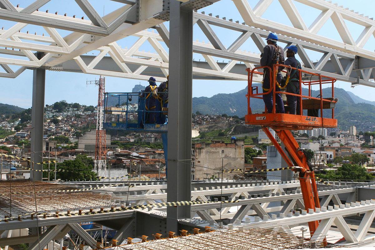 O uso de estruturas metálicas em construções comerciais