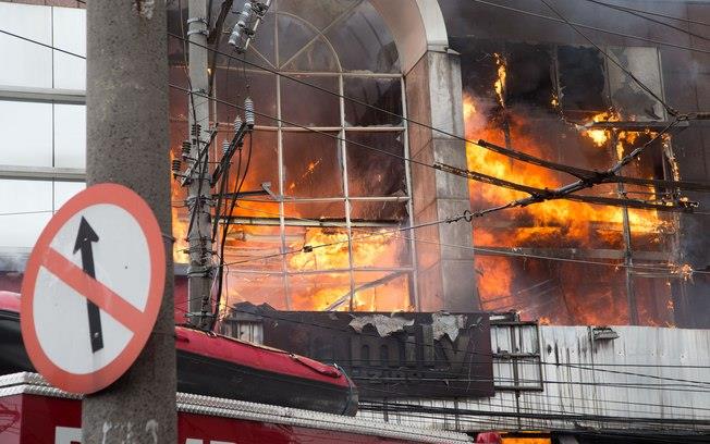 Prédio comercial desaba após incêndio na região central de São Paulo