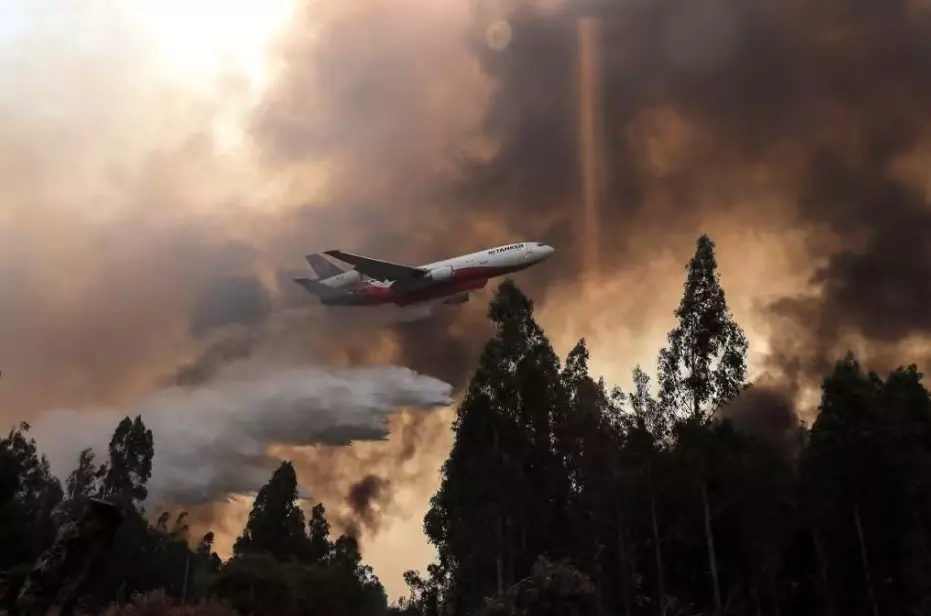 Chile usa avião-tanque a jato para combater incêndios florestais