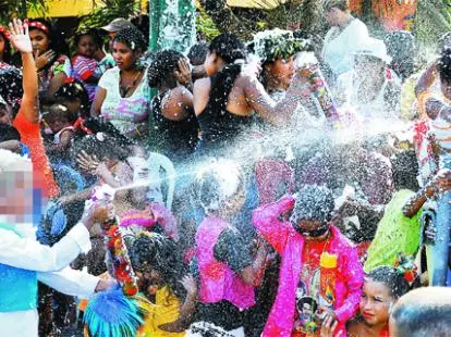 Quais cuidados tomar ao utilizar Spray de Carnaval  (Espuma Branca)